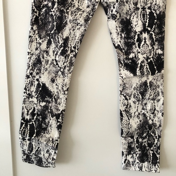 Elizabeth and James Deb Snake Print Jeans 26 - Picture 8 of 9